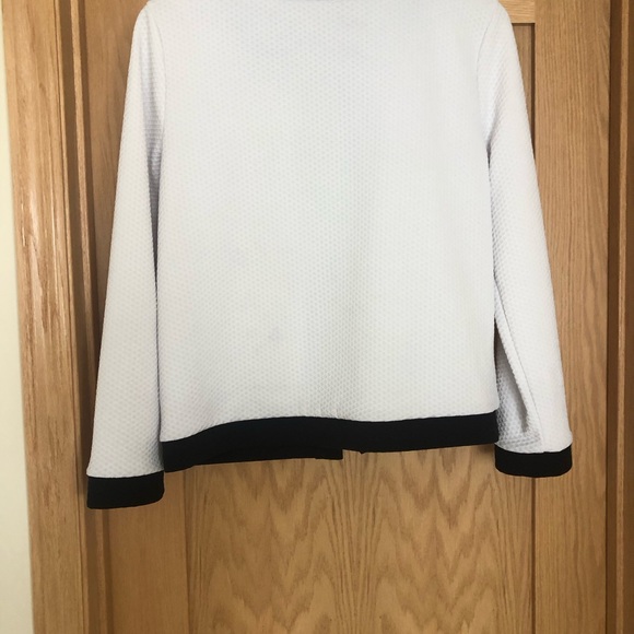 Lightweight black&white sweater. Size medium. Like new condition - Picture 2 of 3